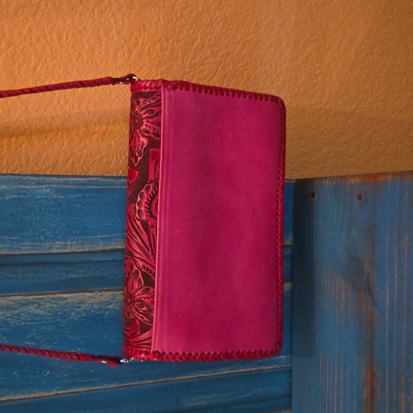 Que Chula Petite Grand Crossbody - Picture 2 of 3